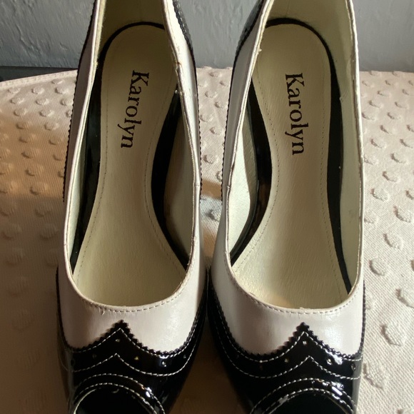 Vintage KAROLYN Black and white Spectator Pumps - Picture 2 of 16